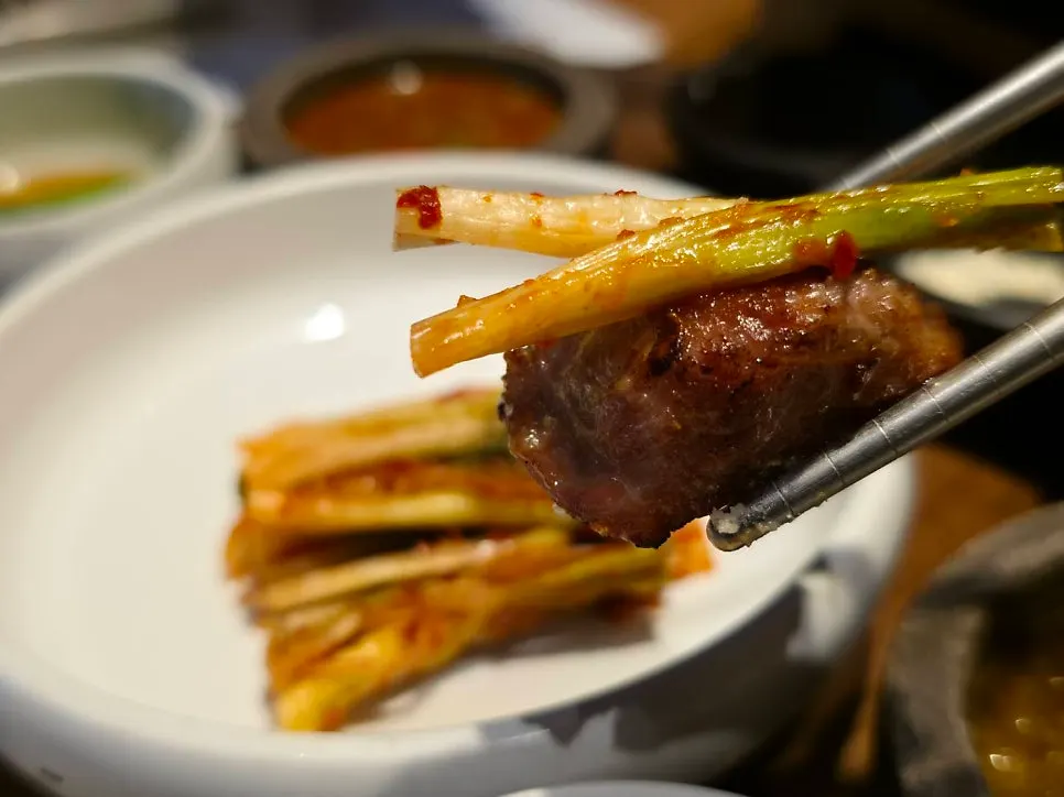 기름기 적은 목살 구이 접시