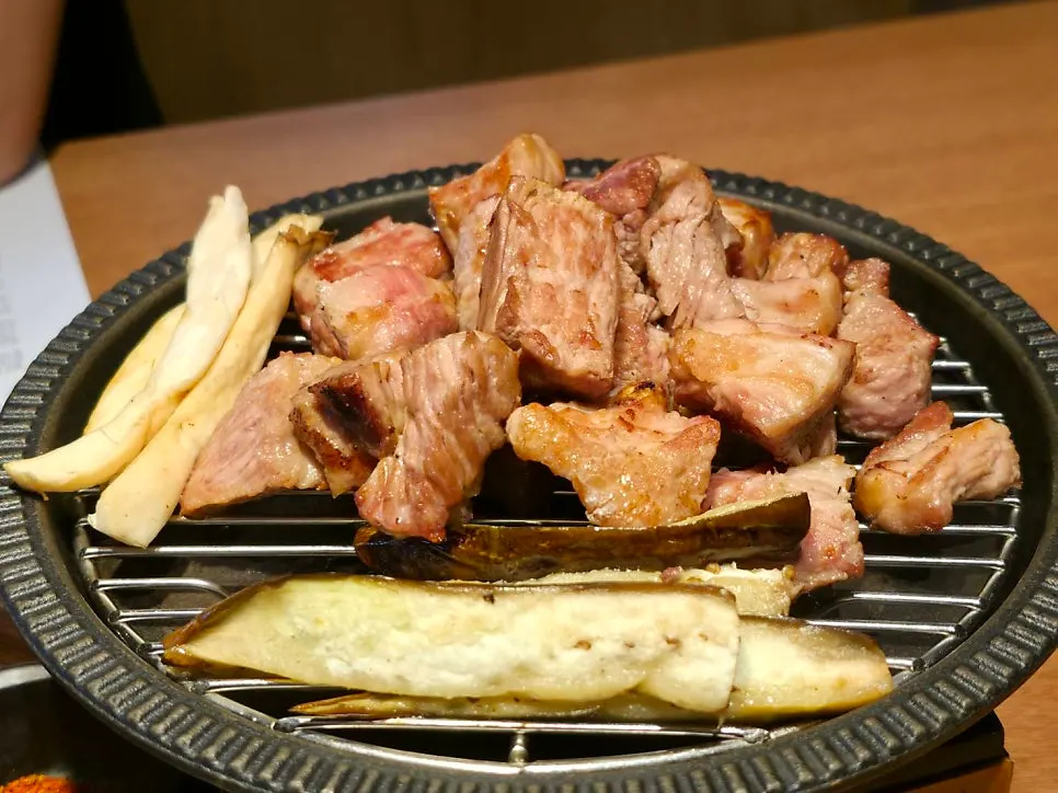 소금에 찍어 먹는 통목살 한 점