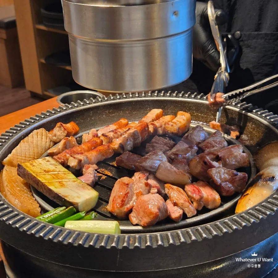 알맞게 구워져 육즙이 보이는 돼지고기