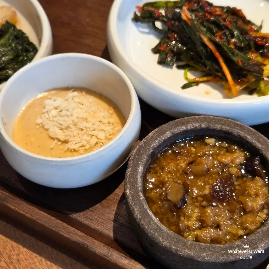 유자쌈무와 장아찌가 담긴 반찬 접시