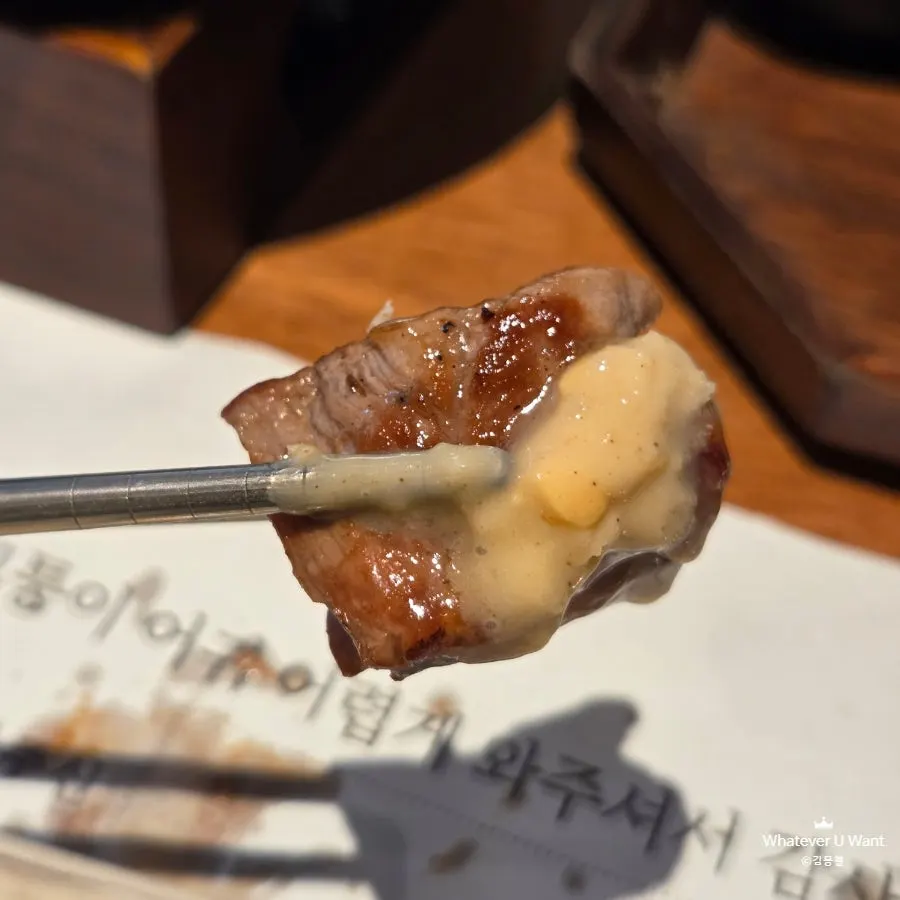 쌈채소에 올린 삼겹살과 반찬 조합
