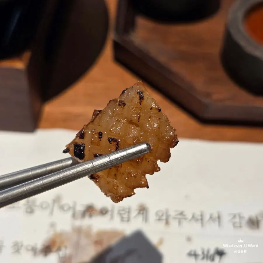 구운 채소와 껍데기가 어우러진 불판