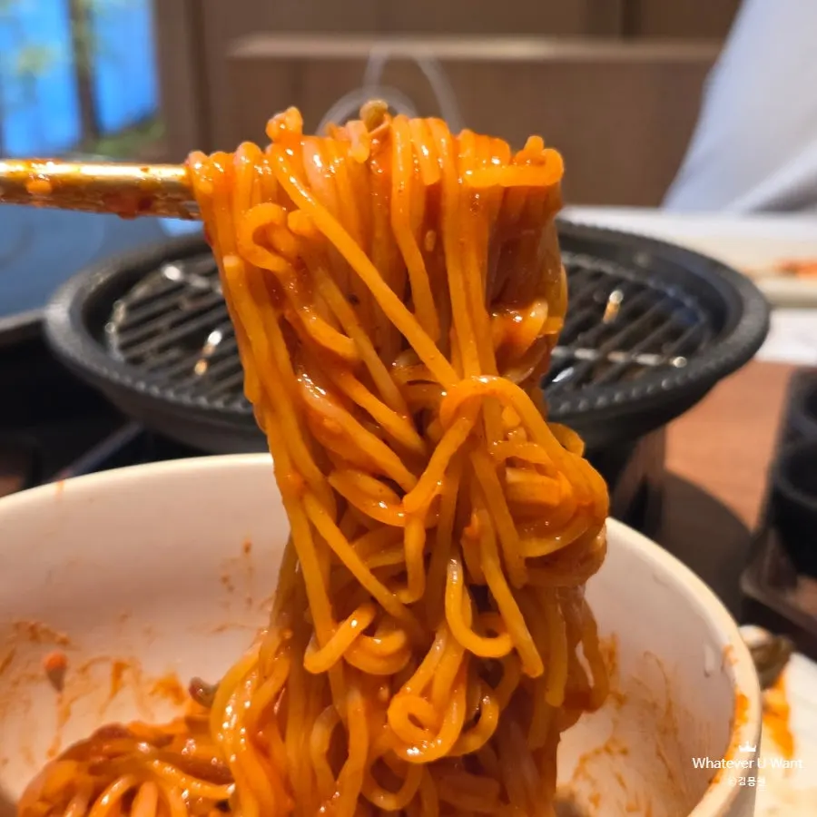 골뱅이가 넉넉한 생면 골빔멘 비빈 모습