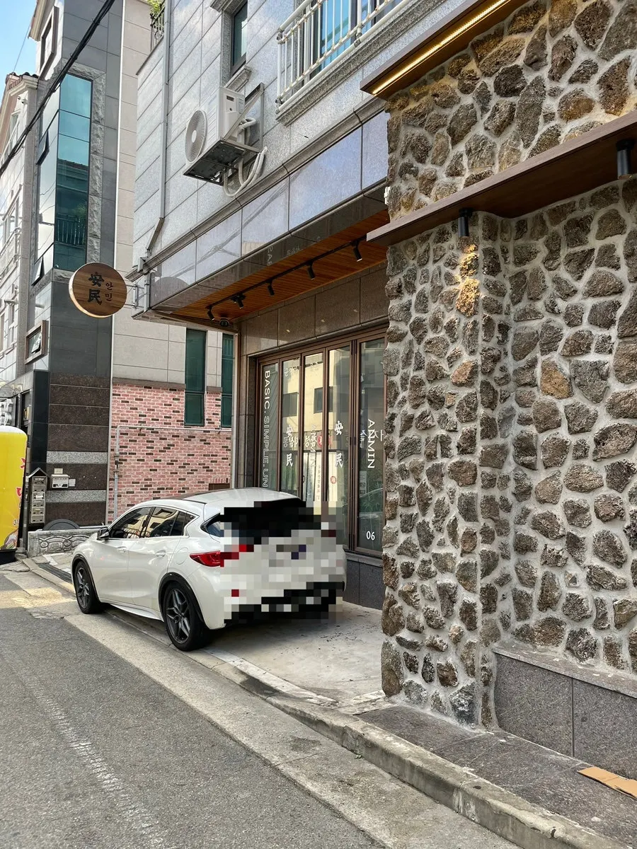 안민 율하점 건물 전면과 주변 골목