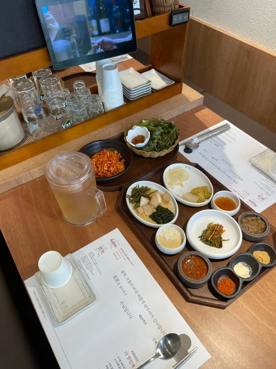 미리 세팅된 안민 율하점 기본 밑반찬 한 상