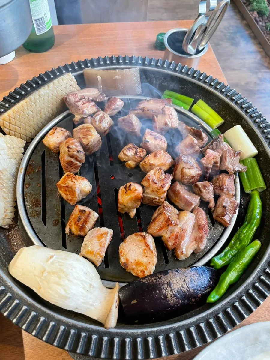 서빙 그릴에 올려진 구운 고기