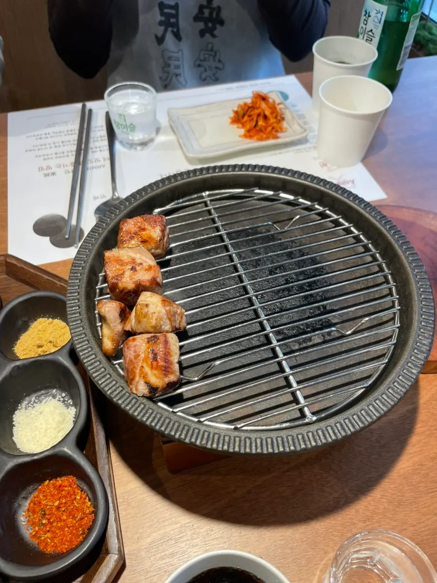 잘 구워진 돼지고기 한 점