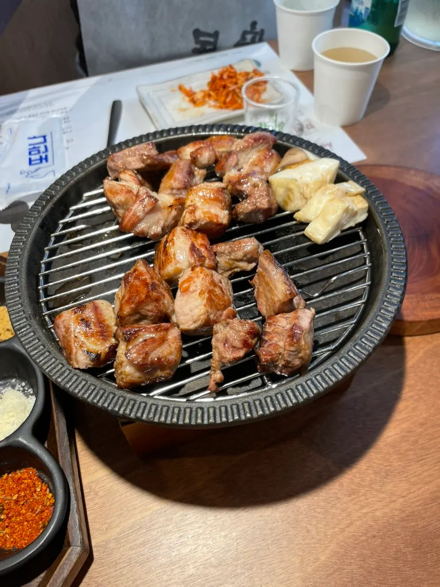 육즙이 보이는 구운 고기 단면