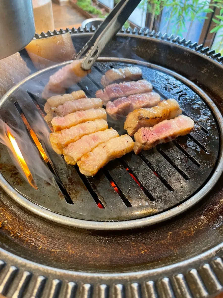 와사비와 장아찌를 곁들인 고기