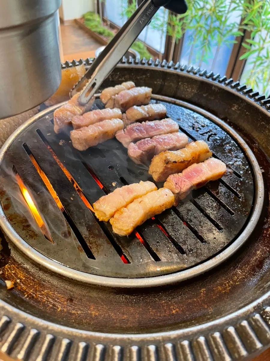 밑반찬과 함께 먹는 구운 고기