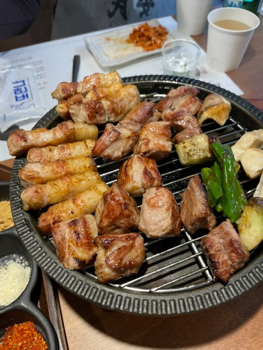 구운 파를 얹은 고기 한 점