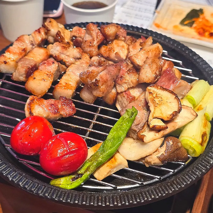 불판 옆 작은 화로에 올려둔 구운 고기