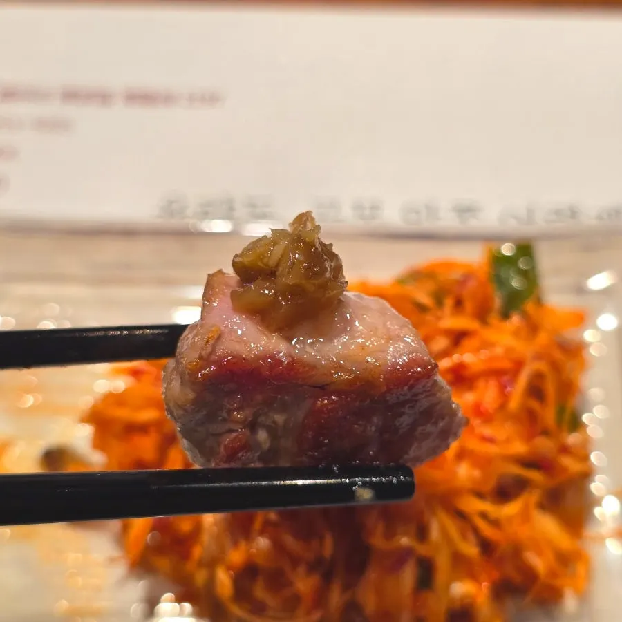 송화염에 찍어 먹는 통삼겹 첫 점