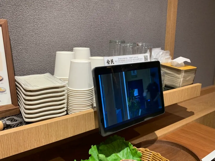 밑반찬과 쌈채소가 놓인 테이블