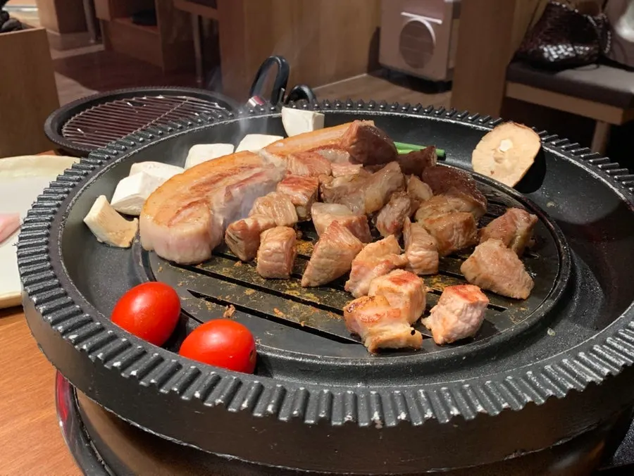 직원이 화로에서 통 목살을 굽는 모습