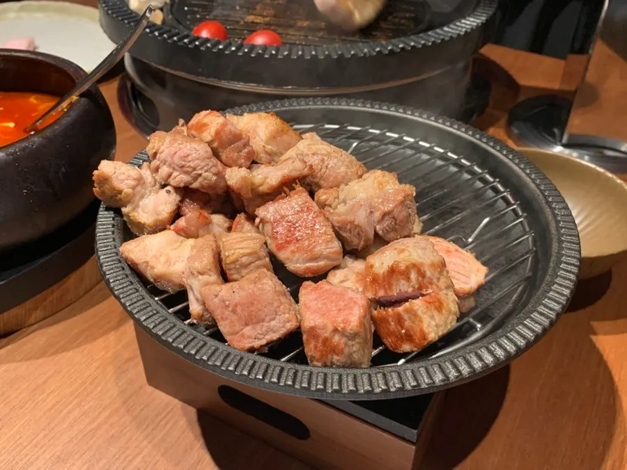 테이블 미니 화로에 옮겨진 구운 고기