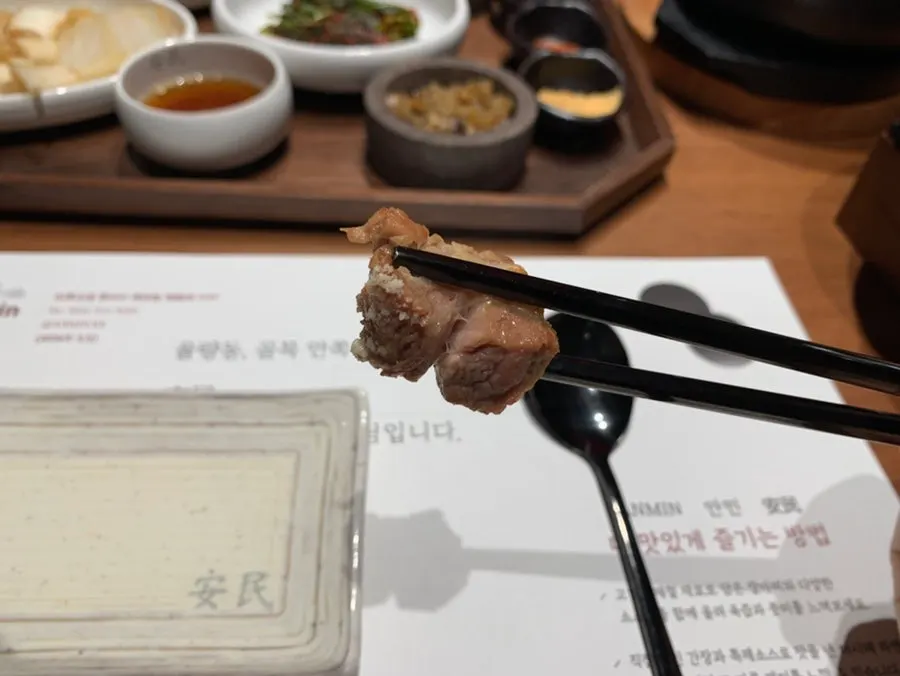 80% 정도 익힌 두툼한 돼지고기