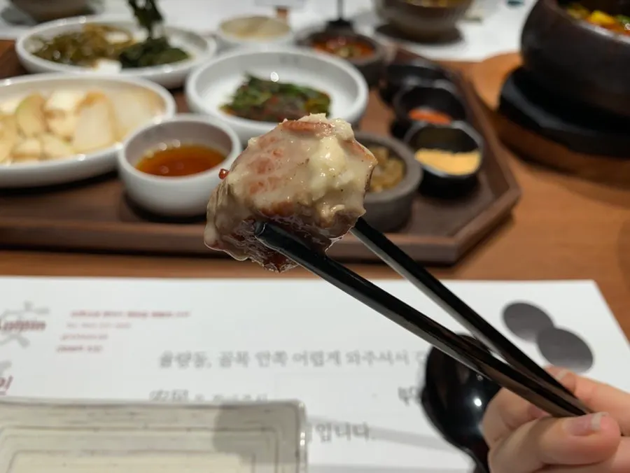 소금에 찍은 통 목살 한 점