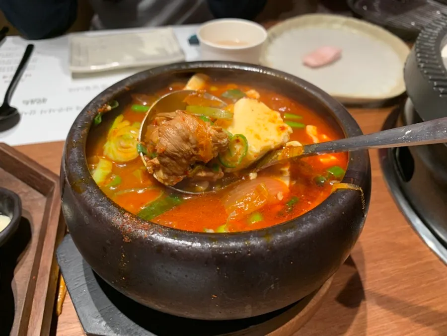 한 입 크기로 자른 삼겹살과 소스