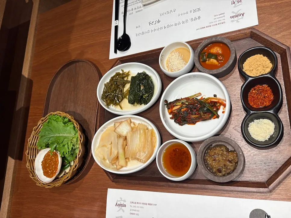 정갈하게 세팅된 테이블 자리