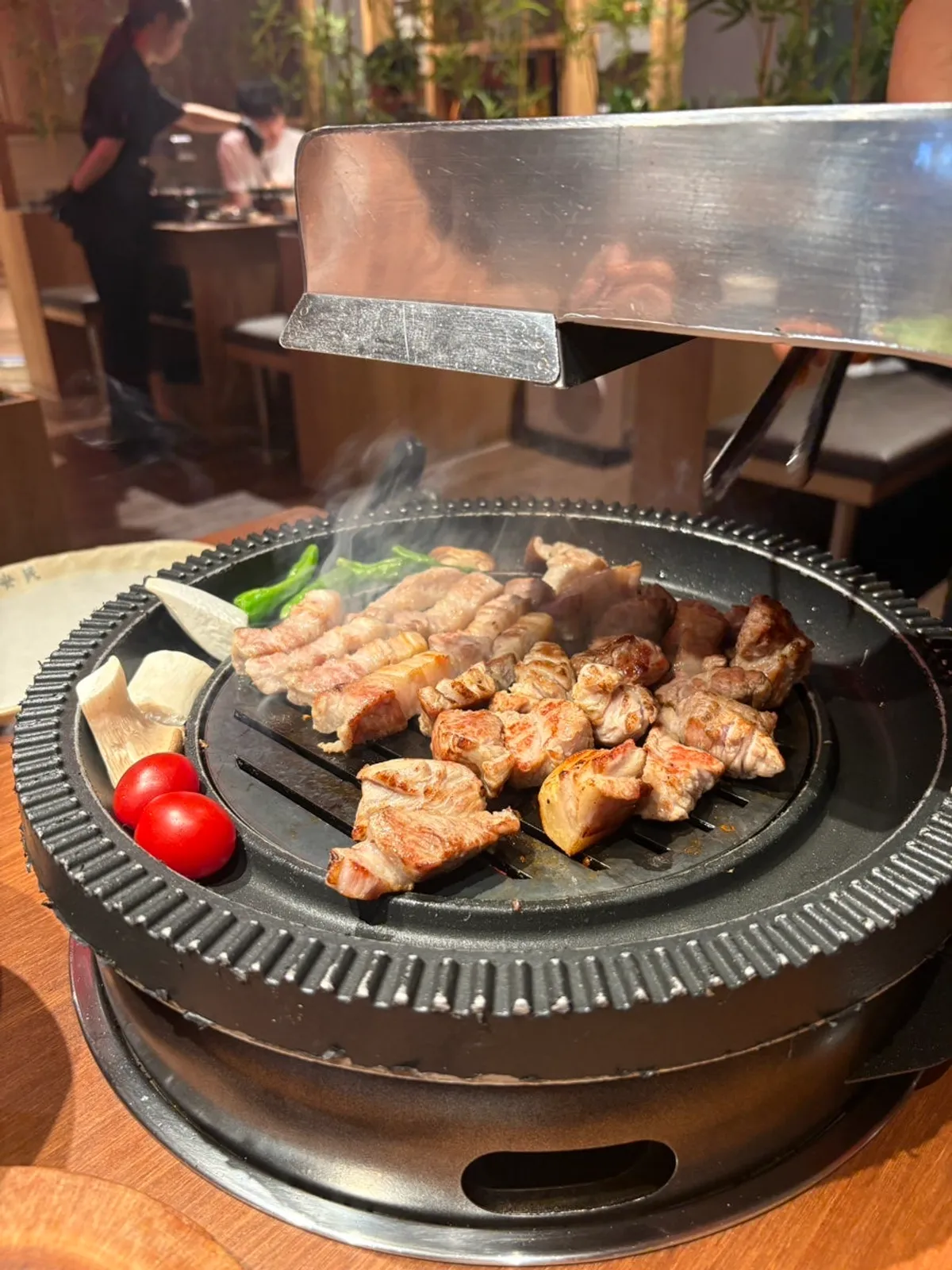 숯불에 올라간 통돼지 반마리 세트 고기