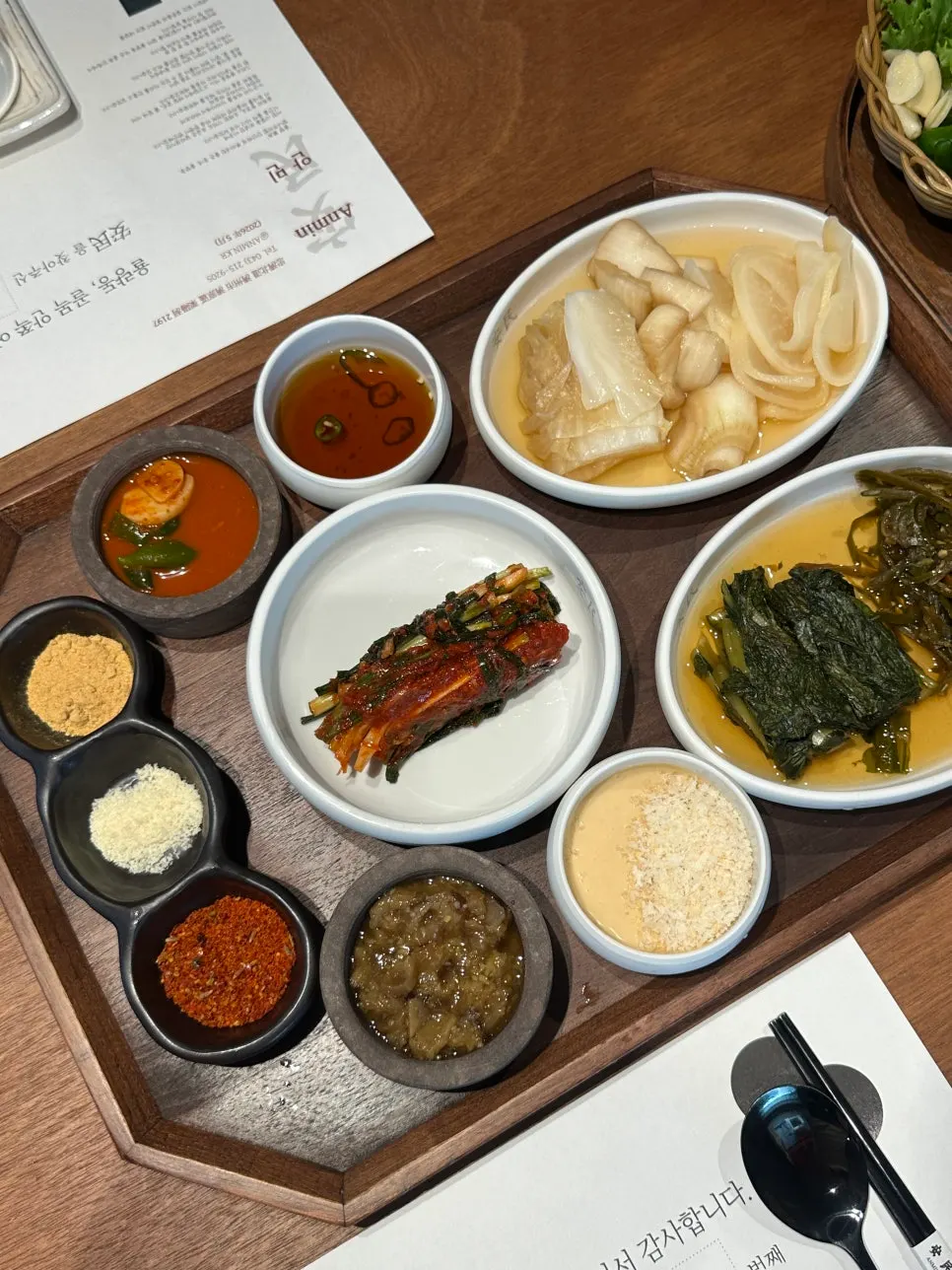 예약석에 미리 차려진 밑반찬과 소스