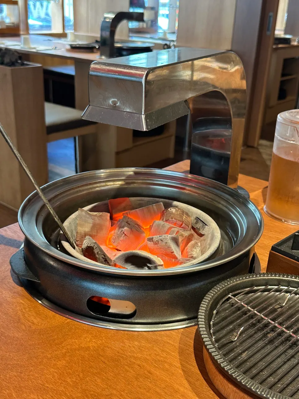 테이블에 들어온 숯 화로