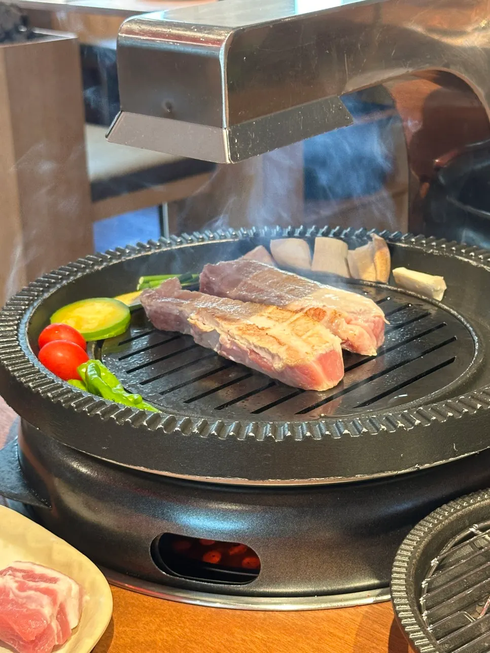 두툼하게 썰린 국내산 생삼겹살