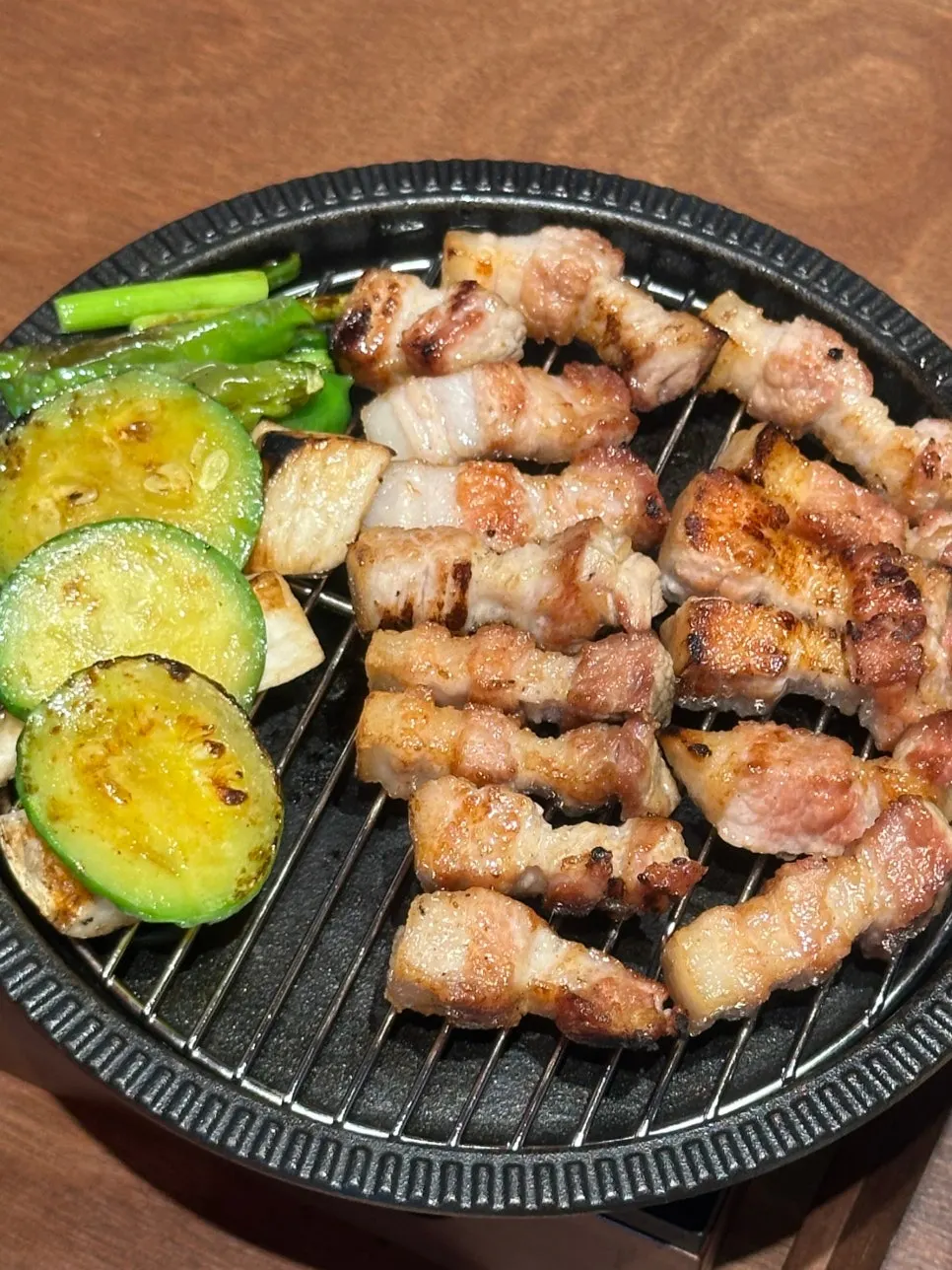 미니 화로로 옮겨진 다 구운 삼겹살