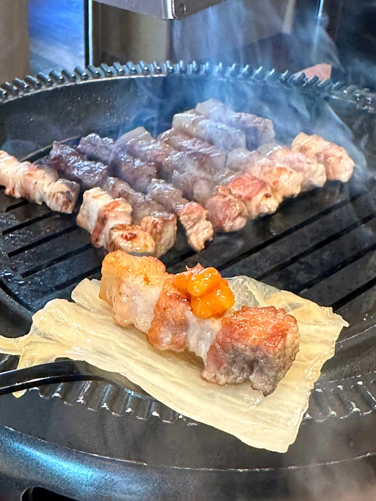 구운 채소와 함께 싼 삼겹살 쌈