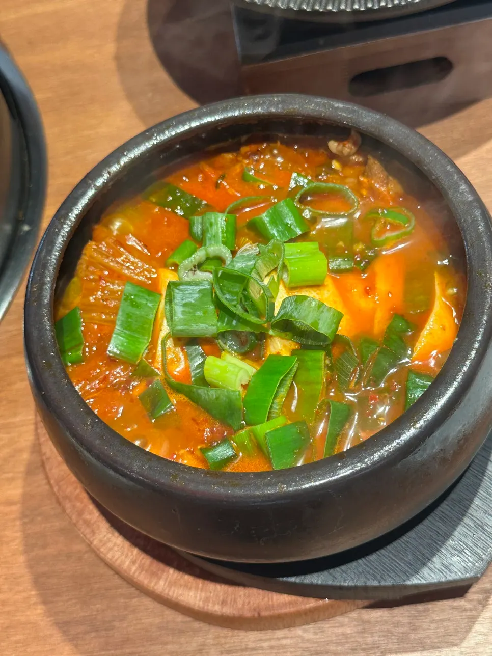 항아리에 담겨 나온 순두부찌개