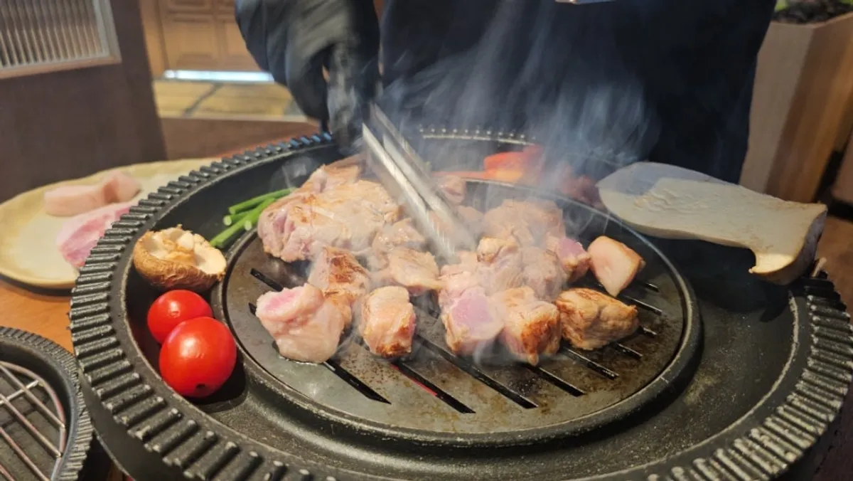 Table setting of whole pork neck at Anmin Yullyang