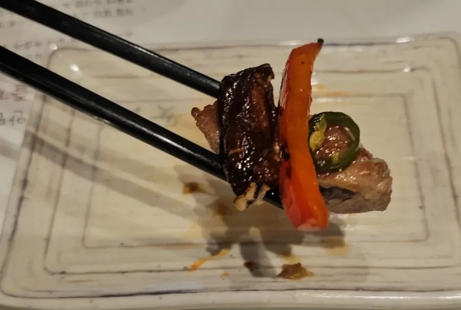 Lettuce wrap with pork neck and garlic