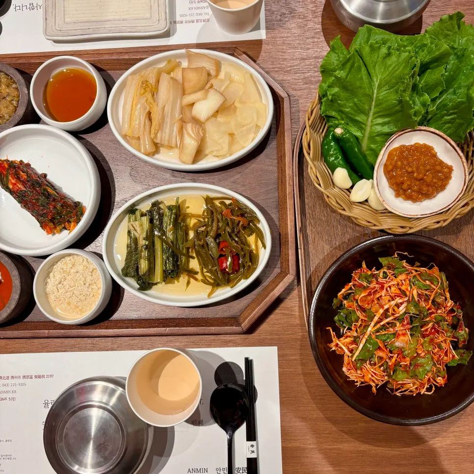 A full spread of Anmin Yullyang's side dishes