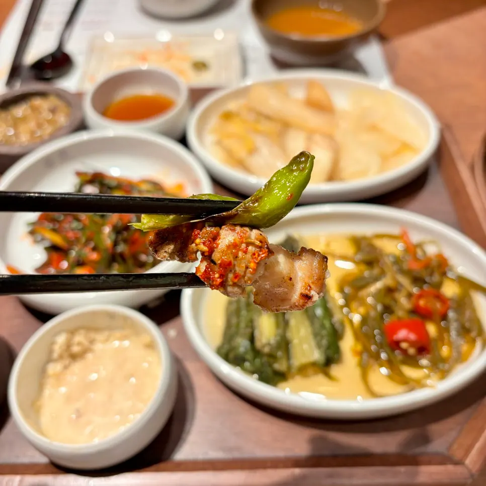 Pork belly coated in cheese fondue sauce
