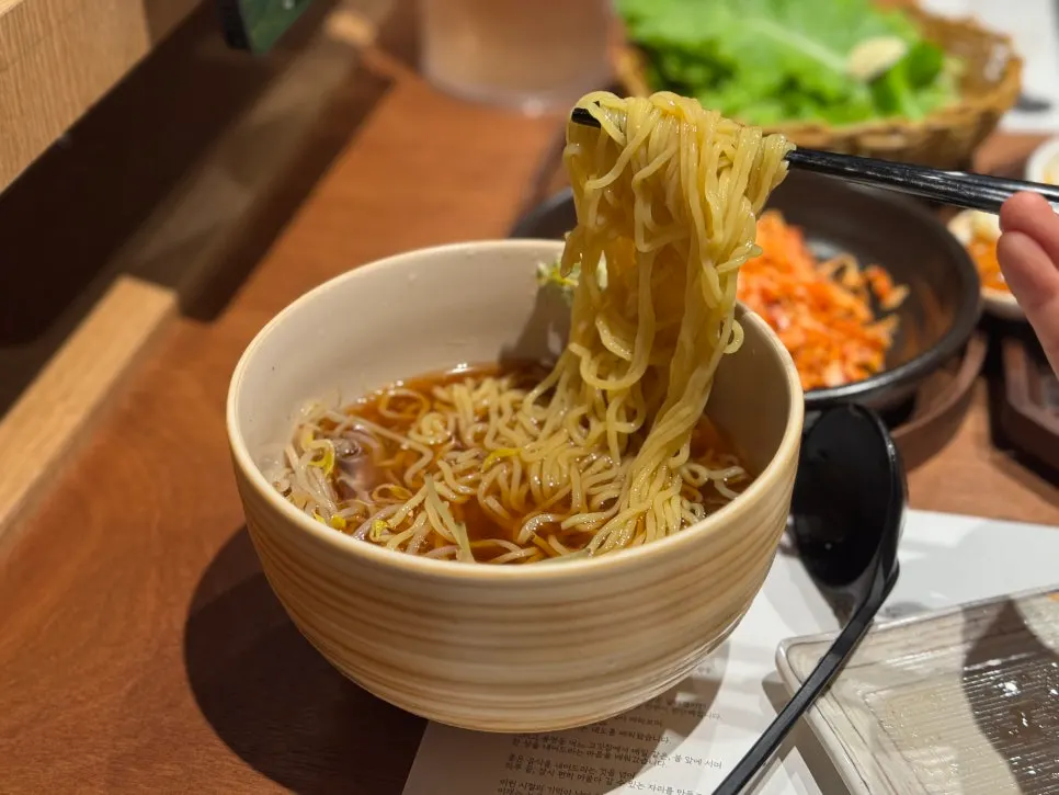 Mashitte cold ramen with floating ice cubes