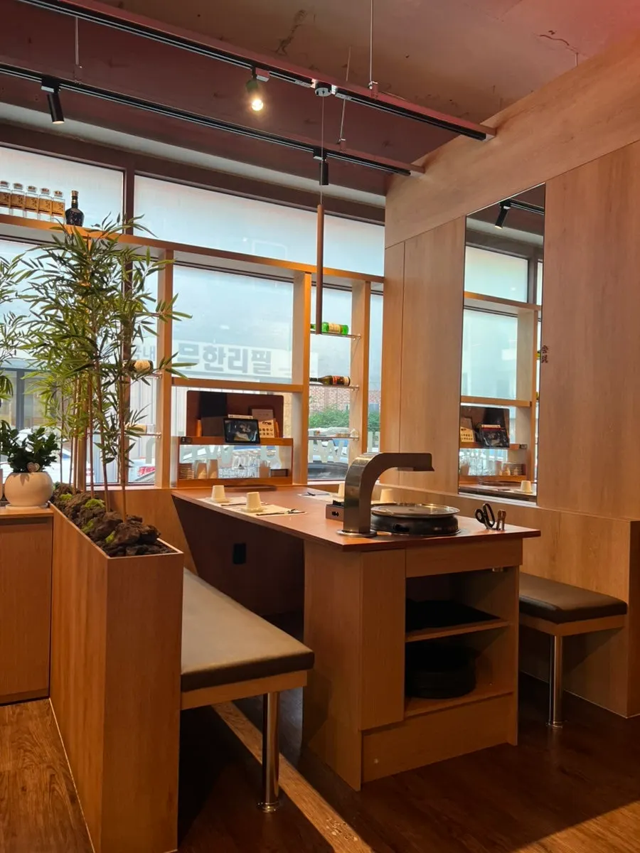 Anmin Yullyang interior lighting and tables