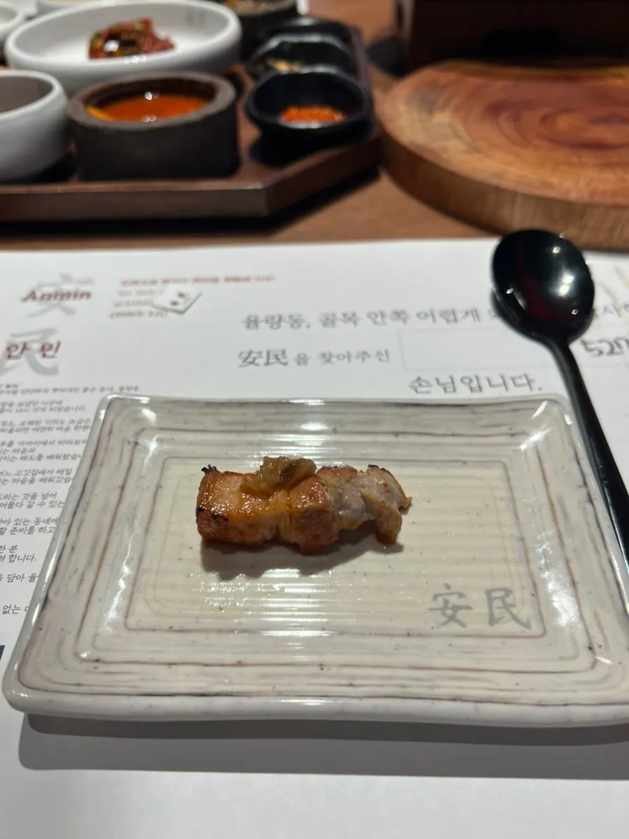 Cooked meat placed on the mini brazier