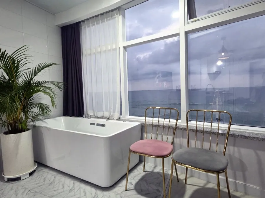 Room bedding that matches the ocean scenery