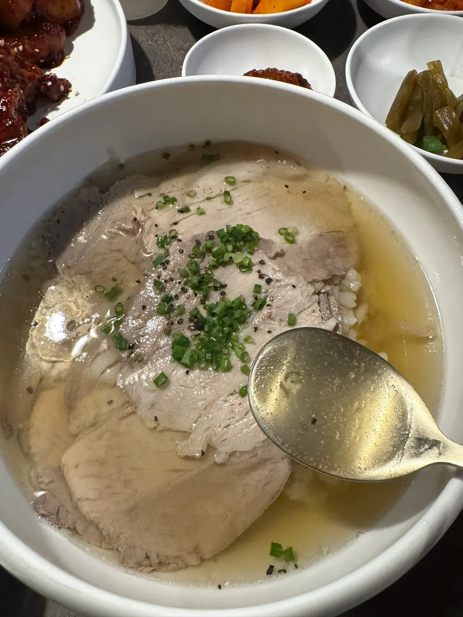 Clear broth gomtang topped with thick-cut pork