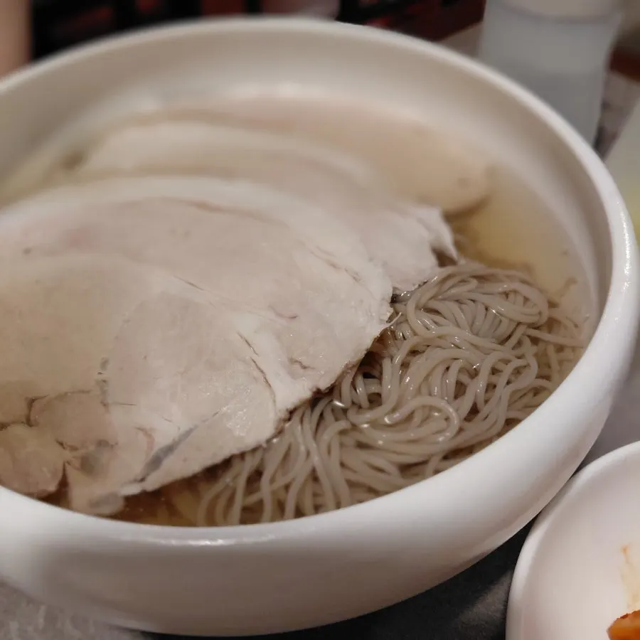 Pork tail jjim and Pyeongyang naengmyeon on the table together