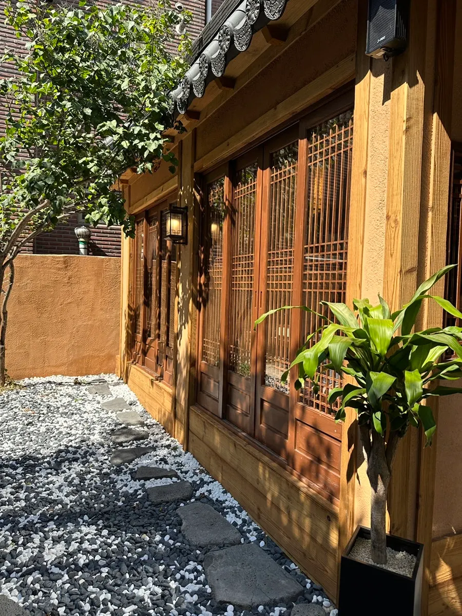 Anok's courtyard with pebbles and stepping stones