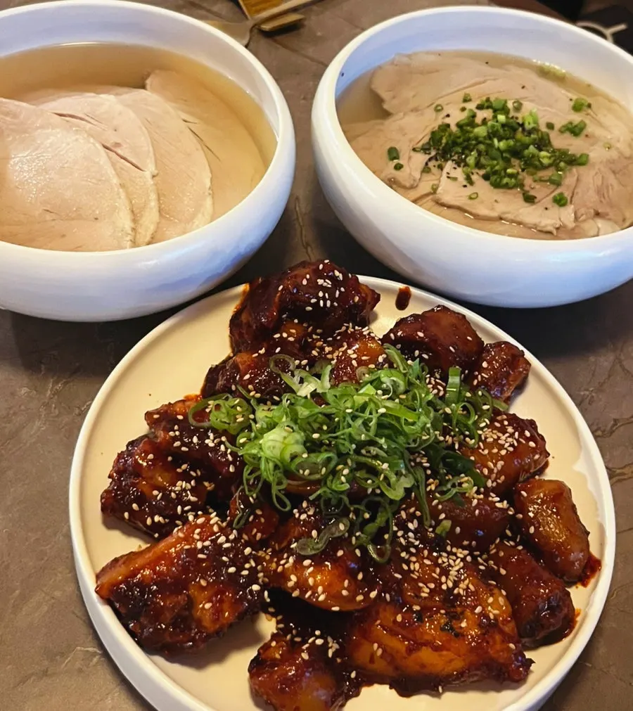 Table with gomtang and Pyongyang naengmyeon together