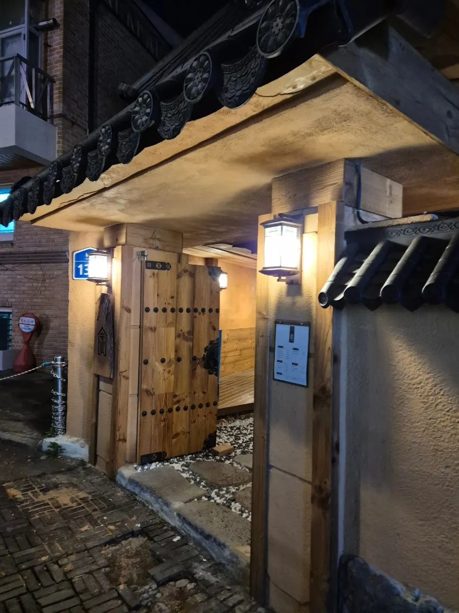 Large wooden gate at Anok's entrance
