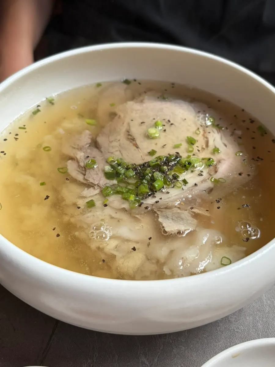 안옥에 차려진 맑은곰탕 한 상