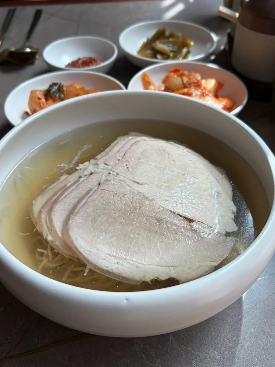 얇게 썬 고기가 든 맑은 곰탕 국물