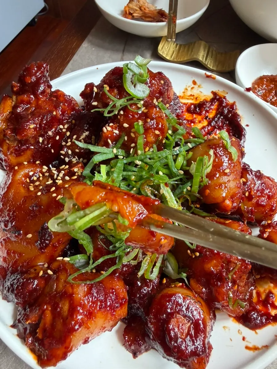불향 나는 양념의 안옥 돼지꼬리찜