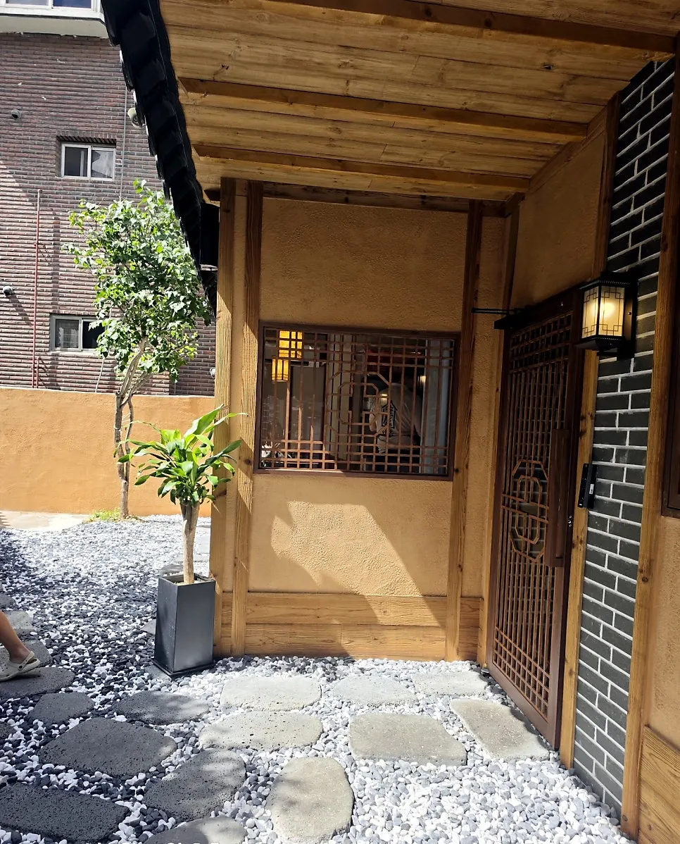 位於弘益路巷弄的安屋全景