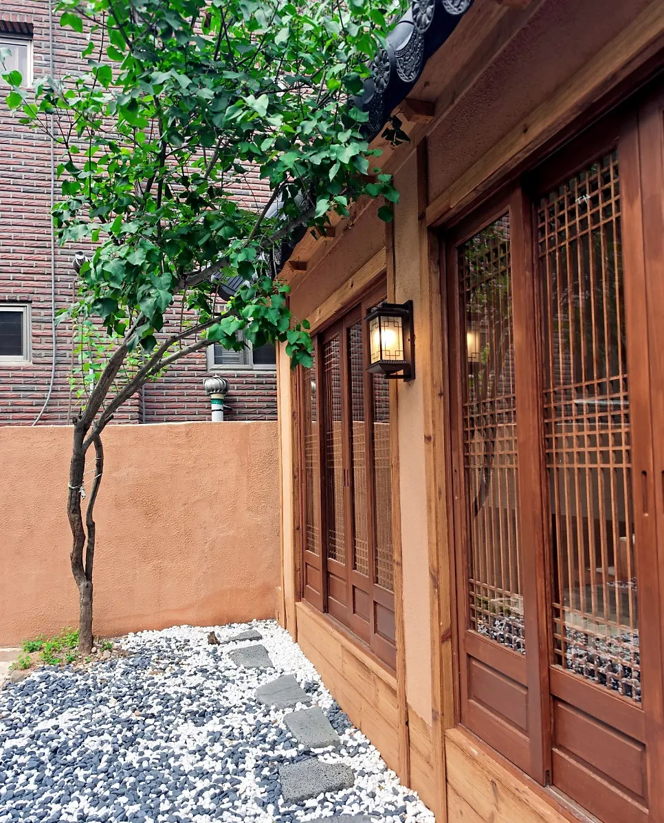 可見安屋招牌的店門口