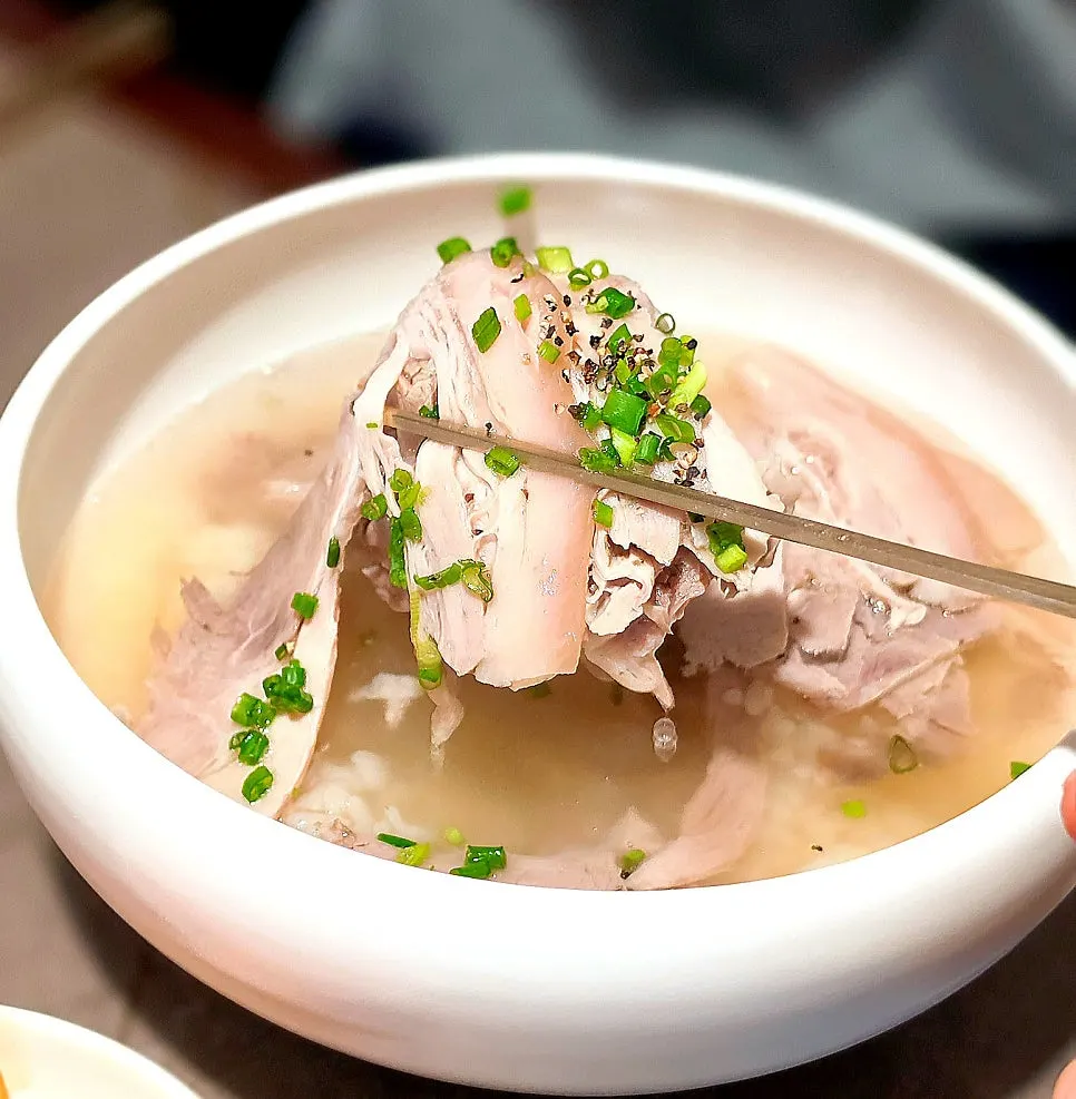 清澈湯頭與肉片的牛骨湯特寫